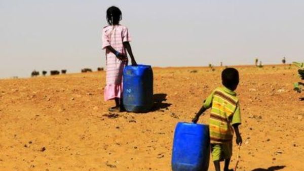 طفلان في مخيم زمزم بدارفور.
