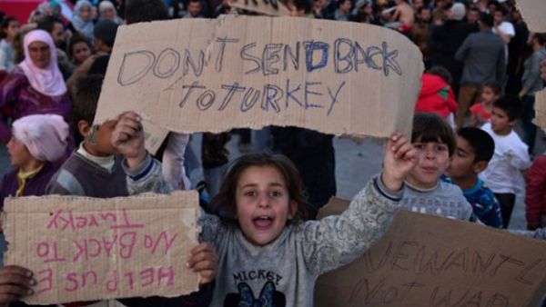 Child refugees protest on the Greek island of Chios, April 3, 2016. (AFP/Louisa Gouliamaki)