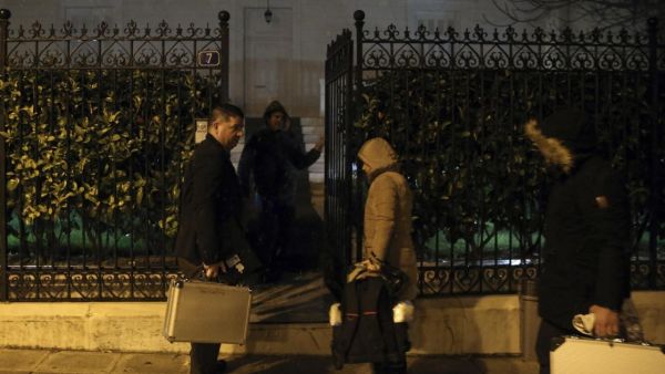 Police investigators enter the house of the Russian consul Andrei Malanin in Athens, Monday, Jan. 9, 2017. (Twitter)