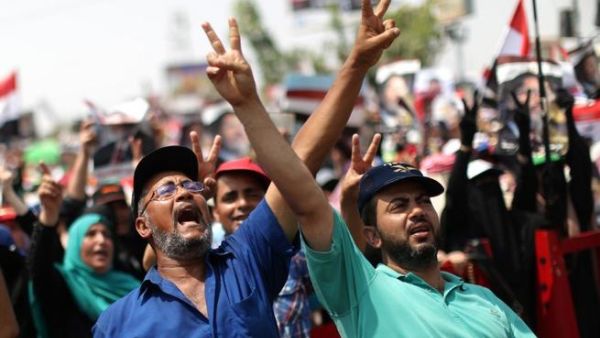 Egyptian supporters of deposed president Mohamed Morsi flash the sign for victory as they shout slogans during a rally in support of the former Islamist leader (Mahmud Hams / AFP)