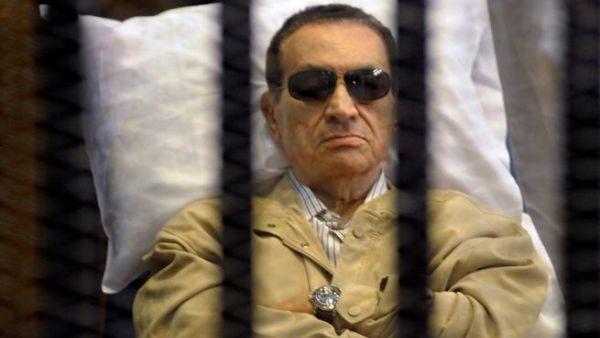 EGYPT, Cairo : (FILES) A picture taken on June 2, 2012 shows ousted Egyptian president Hosni Mubarak sitting inside a cage in a courtroom during his verdict hearing in Cairo. AFP PHOTO/STR