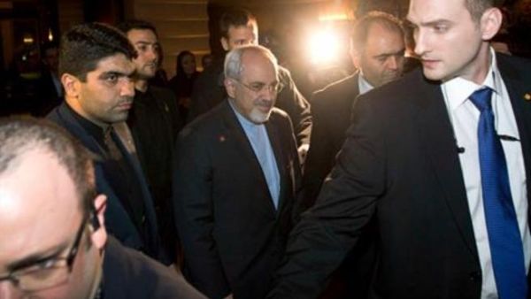 Iranian Foreign Minister Mohammad Javad Zarif arrives at hotel in Geneva November 8, 2013, following his meeting wit U.S Secretary of  State John Kerry and European Union foreign policy chief Catherine Ashton. [REUTERS]