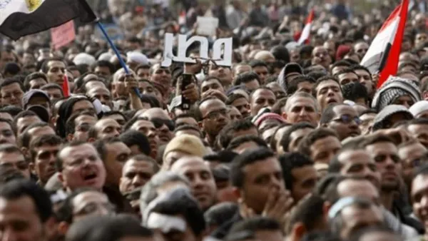 يحتشد الميدان منذ الصباح الباكر بنحو مائة ألف متظاهر من الشعب وأهالي شهداء ومصابي الثورة المصرية