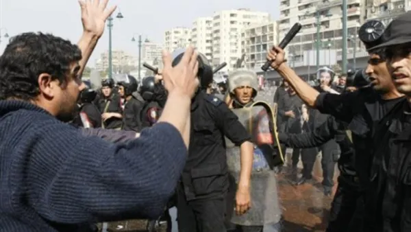 صدامات في القاهرة بين أنصار مبارك وشباب الثورة