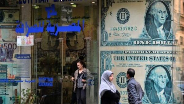 مصرية تخرج من محل للصرافة في القاهرة/الثلاثاء/أ.ف.ب