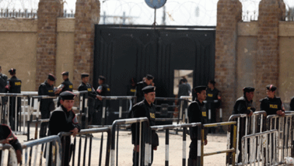 وقف نظر محاكمة الرئيس المعزول محمد مرسي وآخرين بتهمة التخابر مع منظمات أجنبية خارج البلاد