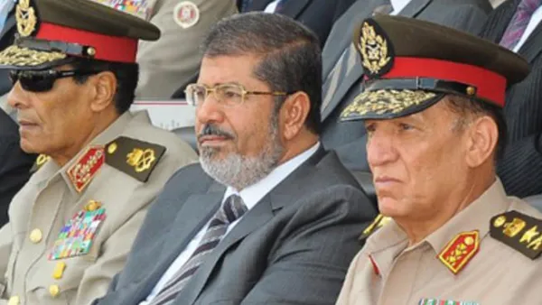 مرسي متوسطا سامي عنان والمشير طنطاوي/ارشيف