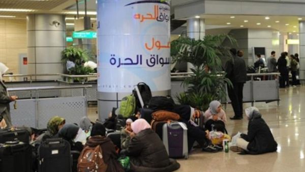 مسافرون تقطعت بهم السبل في مطار القاهرة/أ.ف.ب