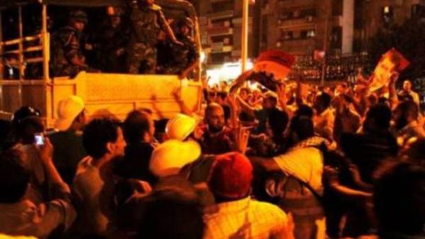 قوات من الجيش تتوسط المتظاهرين المؤيدين لمرسي في ميدان رابعة العدوية في القاهرة