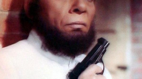 عادل إمام هاجم بشدة من خلال أعماله السينمائية الفكر الديني المتطرف
