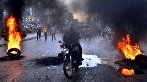 EGYPT, Cairo : Supporters of the Muslim Brotherhood and Egypt's ousted president Mohamed Morsi clash with security forces, in Cairo, on August 30, 2013. TOPSHOTS/AFP PHOTO/MOHAMED EL-SHAHED