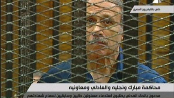 وزير الداخلية السابق حبيب العادلي في قفص الإتهام أثناء محاكمته