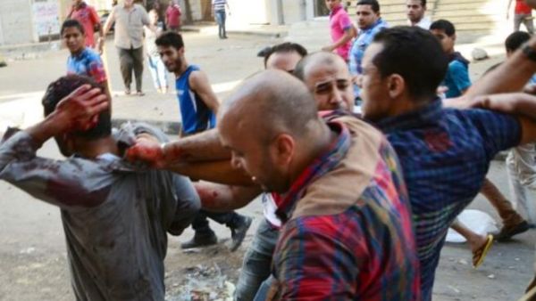 معارضون للرئيس مرسي يهاجمون احد مؤيديه في تظاهرة في المنصور/أ.ف.ب