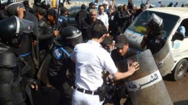 مواجهات بين الشرطة ومحتجين ينتمي غالبيتهم لـ"حركة 6 أبريل" في غرب مصر