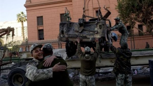 الجيش المصري يزيل الحواجز من أمام المتحف الوطني/أ.ف.ب 