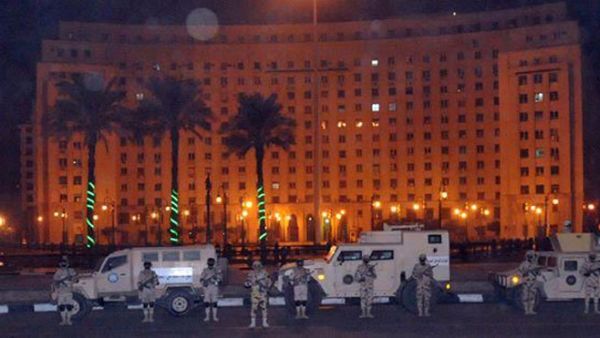 قوات الجيش والشرطة تسيطر على ميدان التحرير وبعض المرافق الحيوية المجاورة له