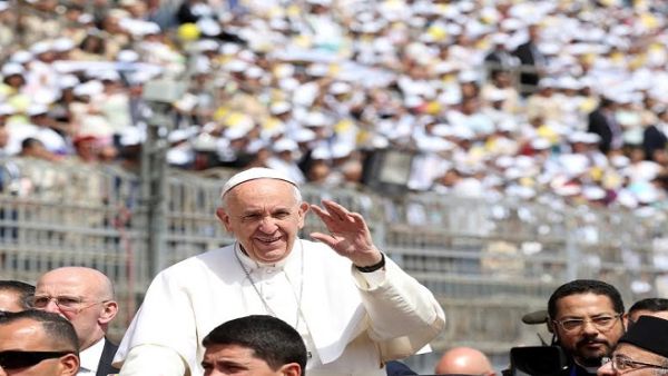 البابا فرنسيس بين آلاف الكاثوليك في ملعب رياضي شرق القاهرة