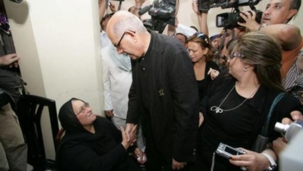 محمد البرادعي (وسط) يقد العزاء لوالدة المصري خالد سعيد في الاسكندرية 