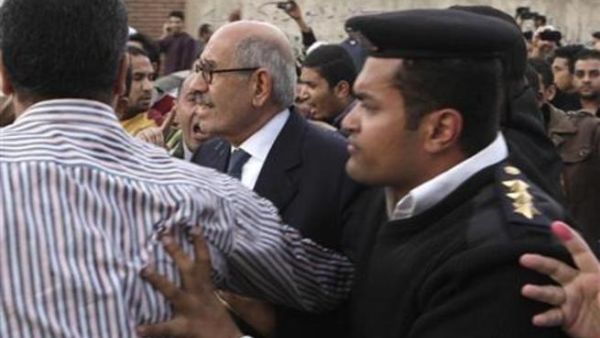 المدير العام السابق للوكالة الدولية للطاقة الذرية محمد البرادعي (في المنتصف) يغادر مركز اقتراع في القاهرة