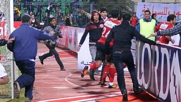 لاعبو الأهلي يفرون من أرض الملعب بعد إعتداء الجماهير عليهم