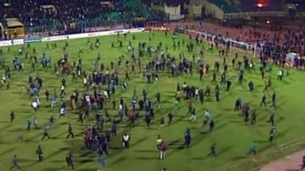 الجماهير في أرض الملعب عقب إنتهاء مباراة الأهلي والمصري البورسعيدي