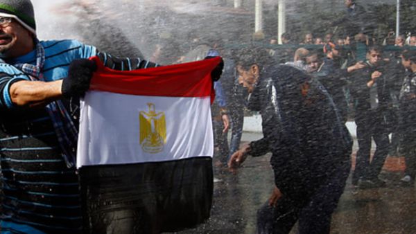 متظاهرون يتلقون رشات قوية من المياه اطلقتها عليهم شرطة مكافحة الشغب في القاهرة