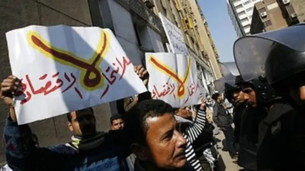 الشرطة تطوق متظاهرين امام مبنى البرلمان في القاهرة في 19 من الشهر الجاري