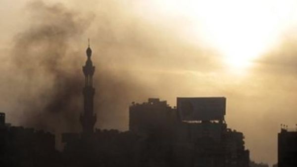 الدخان يغطي مساحات واسعة من سماء القاهرة