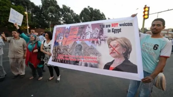 آلاف المصريين إحتشدوا حول فندق "فورسيزونز" إحتجاجا على زيارة كلينتون