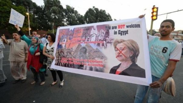 آلاف المصريين إحتشدوا حول فندق "فورسيزونز" إحتجاجا على زيارة كلينتون