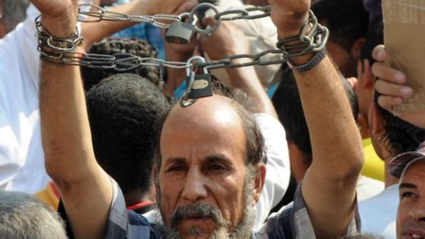 أ.ف.ب.مصري يتظاهر ضد الاعلان