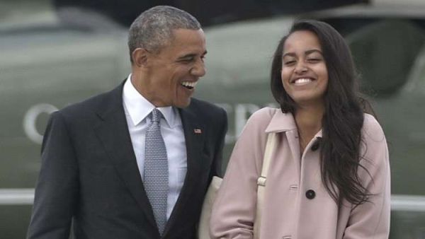 الرئيس الأمريكي السابق باراك أوباما وابنته ماليا