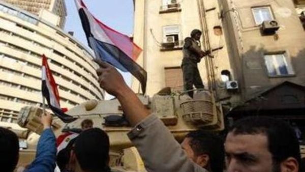 متظاهرون امام دبابة للجيش تحرس مبنى التلفزيون في القاهرة