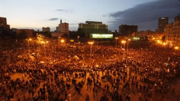 متظاهرون مصريون في ميدان التحرير بوسط القاهرة