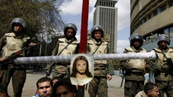 اقباط مصريون يرفعون صليبا عليه صورة السيد المسيح خلال تظاهرة وسط القاهرة 
