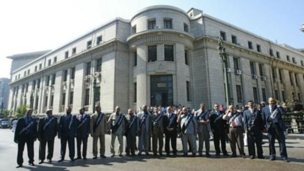 منتسبون الى الجماعة الاسلامية يقفون امام مقر المحكمة العليا في القاهرة قبيل بدء محاكمتهم في 2006
