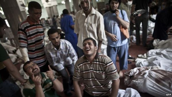 مصريون ينتحبون بجوار جثث قتلى فض اعتصام رابعة العدوية 
