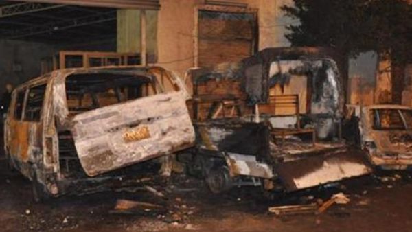 سيارات شرطة اضرم المحتجون النار فيها خارج مقر امن الدولة بالاسكندرية يوم الجمعة
