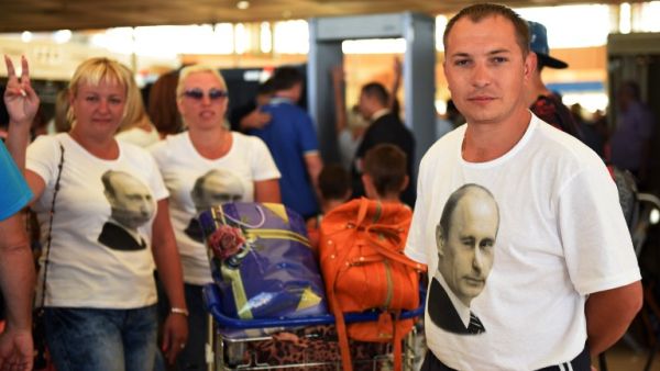 Russian tourists wearing Putin shirts at the airport in Sharm El-Sheikh, November 6 2015. (AFP/Mohamed El Shahed)