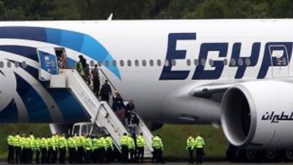 أكد متحدث بمطار بريستويك الإسكتلندي أنه تم تغيير مسار الطائر