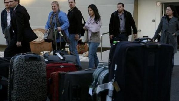 موظفون حكوميون اميركيون في مطار لانكا القبرصي في 31 كانون الثاني/يناير 2011 بعد مغادرتهم القاهرة