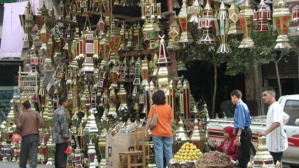الفوانيس المحلية غالية جداً بينما الفانوس الصيني رخيص الثمن