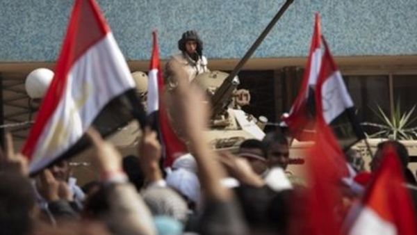 متظاهرون قرب التلفزيون المصري في القاهرة