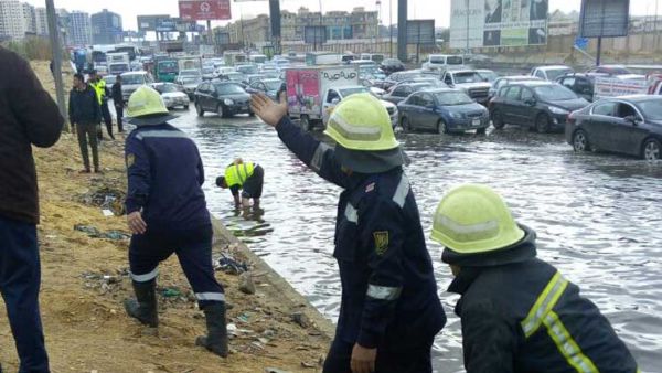 حدوث تجمعات مائية كبيرة على الطرق الرئيسية وبعض الأنفاق داخل القاهرة