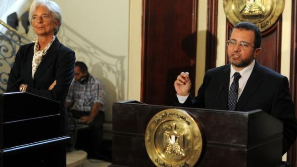 رئيس الحكومة المصرية هشام قنديل مع رئيس صندوق النقد الدولي كريستيان لاغارد في القاهرة