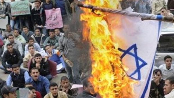 متظاهرون مصريون يحرقون العلم الإسرائيلي أمام السفارة الإسرائيلية في القاهرة متظاهرون مصريون يحرقون العلم الإسرائيلي أمام السفارة الإسرائيلية في القاهرة