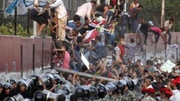 متظاهرون يقتحمون مبنى السفارة الإسرائيلية في القاهرة