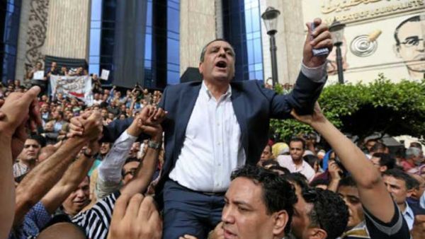 حبس نقيب الصحافيين المصريين يحيى قلاش وعضوين في مجلس النقابة 