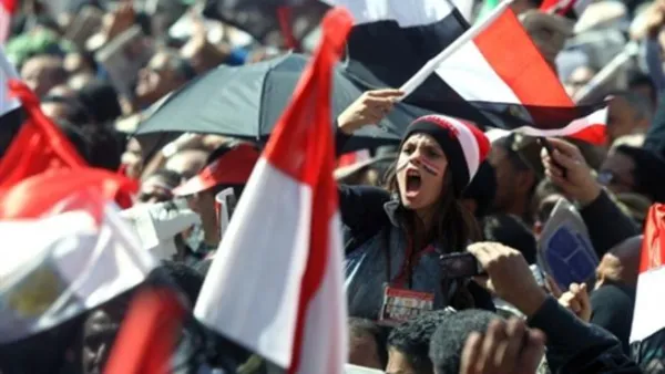 البلطجية يحاولون إغتصاب فتاة في ميدان التحرير