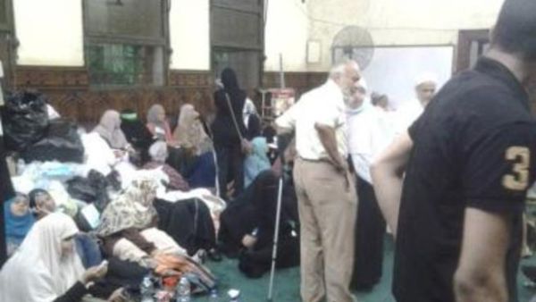 جنود مصريون يدخلون بدون ان يستخدموا القوة صباح اليوم السبت الى مسجد الفتح في القاهرة 